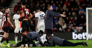 Cầu thủ đổ gục vì đau tim, trận đấu ở Premier League bị hủy sau 60 phút