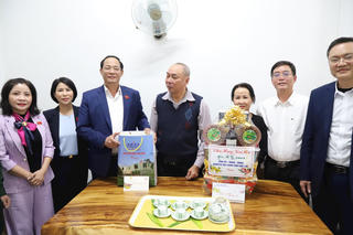 Phó Chủ tịch Quốc hội Trần Quang Phương chúc Tết gia đình chính sách và Công an Đắk Lắk