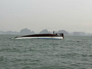 Vụ lật tàu tại Quảng Ninh: Thủ tướng yêu cầu khẩn trương tìm kiếm cứu nạn, khắc phục hậu quả