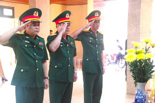 Viếng các hài cốt liệt sĩ mới quy tập được tại thị xã Quảng Trị