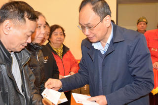 Mang Tết ấm đến với người nghèo