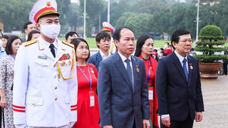 Đoàn đại biểu Mặt trận báo công dâng Bác