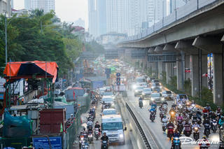 Loạt ‘lô cốt’ khiến giao thông Hà Nội thường xuyên ùn tắc