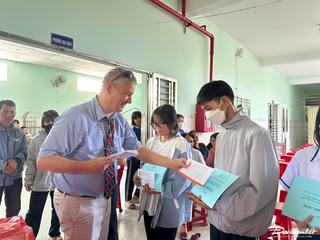 TPHCM: Thăm, tặng quà nạn nhân da cam