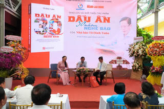 Tổng Biên tập báo Người Lao Động ra mắt sách 'Dấu ấn 30 năm nghề báo'