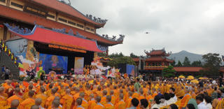 Hàng vạn người dự Đại lễ Phật đản chùa Ba Vàng 2023