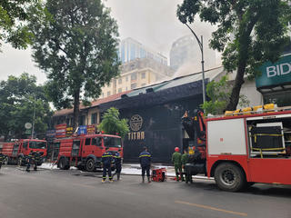 Hà Nội: Cháy lớn quán bar, nhiều phải người sơ tán