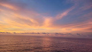 Khoảnh khắc ngắm hoàng hôn và bình minh ở Trường Sa