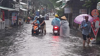 Triều cường, nước ngập “bủa vây” thành phố Cà Mau