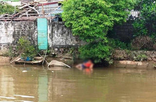Nam Định: Hình ảnh người cha khóc nghẹn, ghì chặt thi thể con trai chết đuối gây 'sốc'