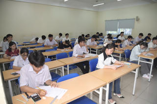 Thí sinh cả nước làm thủ tục dự thi tốt nghiệp THPT