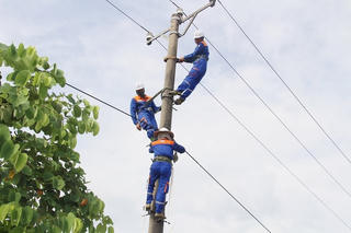 Điện lực Hà Tĩnh thi đua lập thành tích chào mừng 32 năm ngày thành lập Công ty