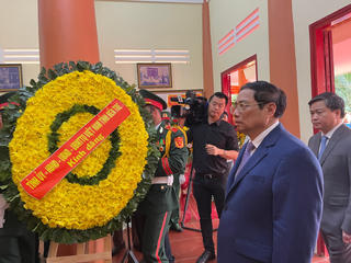 Thủ tướng Phạm Minh Chính dâng hương tưởng niệm đồng chí Huỳnh Tấn Phát tại Bến Tre