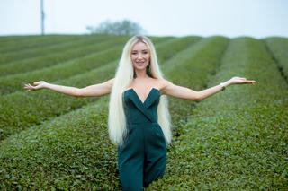 [ẢNH] Ngắm nhan sắc hoa hậu các nước trên đồi chè Mộc Châu