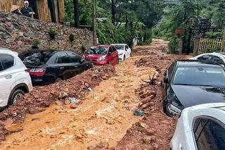 Hà Nội: Mưa lớn khiến nhiều ô tô bị đất đá vùi lấp ở Sóc Sơn