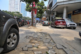 [ẢNH] Hà Nội: Đá vỉa hè với độ bền 70 năm đang nứt, vỡ nhanh chóng