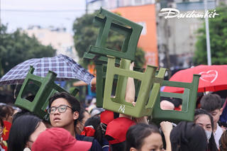 Người dân đội ghế, tìm chỗ ngồi xem Lễ diễu binh, diễu hành A80