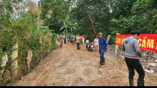 Hà Nội: Người dân chung tay dọn rác ở bãi giữa sông Hồng