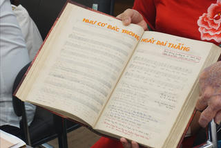 Nhạc sĩ Phạm Tuyên trao tặng ca khúc 'Như có Bác trong ngày đại thắng' cho Báo Nhân dân