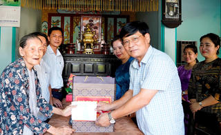 Thừa Thiên - Huế: Thăm, tặng quà gia đình chính sách 