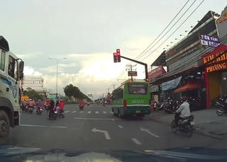 Từ 1/1/2025 ô tô vượt đèn đỏ bị phạt đến 20 triệu đồng