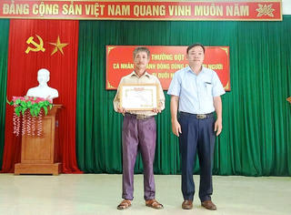Quảng Bình: Khen thưởng người đàn ông lao mình ra sông cứu 2 bé đuối nước