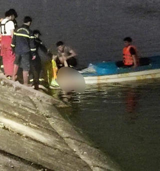 Nhóm công nhân rủ nhau ra hồ Linh Đàm tắm, một người bị đuối nước