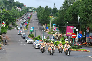 Công an Đắk Nông ra quân kiểm soát xe kinh doanh vận tải hành khách và container trên địa bàn