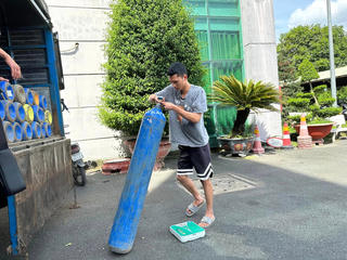 Ngăn chặn 21 tấn khí cười từ TP HCM 'tuồn về' kho hàng ở TP Dĩ An  