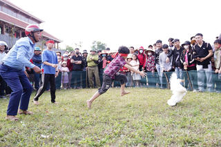 Hàng vạn du khách đến chùa Hương Tích trong ngày khai hội