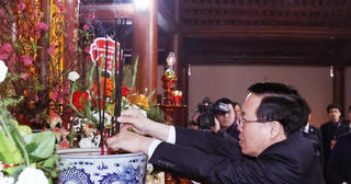 Chủ tịch nước khai bút đầu xuân tại Khu Lưu niệm Anh hùng dân tộc Nguyễn Trãi