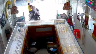 Nhân viên tiệm vàng quật ngã kẻ gian lấy dây chuyền