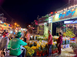 Đêm 30 Tết, người dân tranh thủ mua sắm trước 'giờ G'