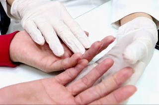Đôi bàn tay của ông Tuấn 'tim'