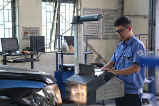 Hà Nội: Vừa hoạt động trở lại, Trung tâm đăng kiểm lại ùn ứ