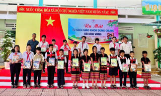 Đà Nẵng: 'Tủ sách giáo khoa dùng chung' tiếp sức học sinh khó khăn