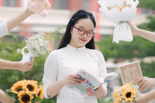 Nữ sinh Hà Nội giành 'cú đúp' thủ khoa 2 trường THPT chuyên