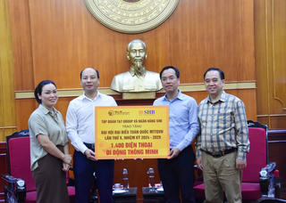Tập đoàn T&T Group và Ngân hàng SHB trao tặng Đại hội X MTTQ Việt Nam 1.400 điện thoại thông minh