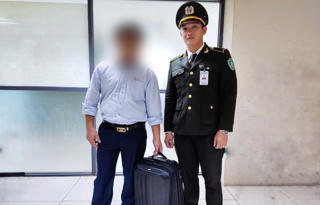 Nhân viên hàng không trao trả 500 triệu đồng hành khách bỏ quên