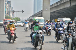 Thủ đô Hà Nội ngày nắng nóng, đêm có mưa dông