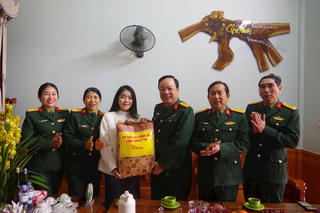 Những ‘bóng hồng’ sẵn sàng lên đường nhập ngũ