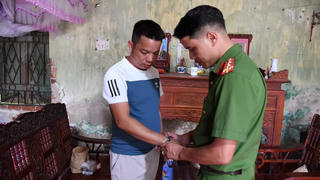 Vụ cháu bé 11 tuổi bị bạo hành ở Phú Thọ: Bắt tạm giam người tình của mẹ