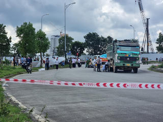 Xe tải ben va chạm với xe máy, thai phụ cùng 2 cháu nhỏ tử vong thương tâm