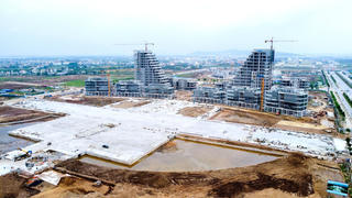 Gấp rút hoàn thiện sân khấu cho Lễ hội Hoa Phượng Đỏ Hải Phòng 2024