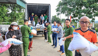 Cầu vận chuyển miễn phí hơn 300 tấn hàng, hỗ trợ người dân chịu ảnh hưởng bởi bão Yagi