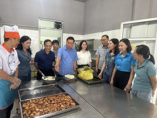 Chăm lo bữa ăn cho công nhân lao động