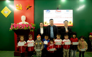 Trao 100 suất quà Tết đến học sinh nghèo vượt khó học giỏi ở Hà Tĩnh