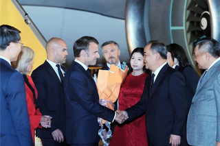 Tổng thống Pháp và Phu nhân bắt đầu thăm cấp Nhà nước tới Việt Nam