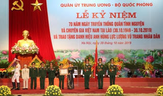 Lực lượng quân tình nguyện và chuyên gia Việt Nam tại Lào đón nhận danh hiệu Anh hùng