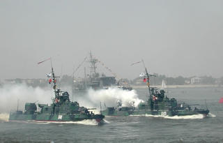 Nga triển khai tàu chiến gần Crimea